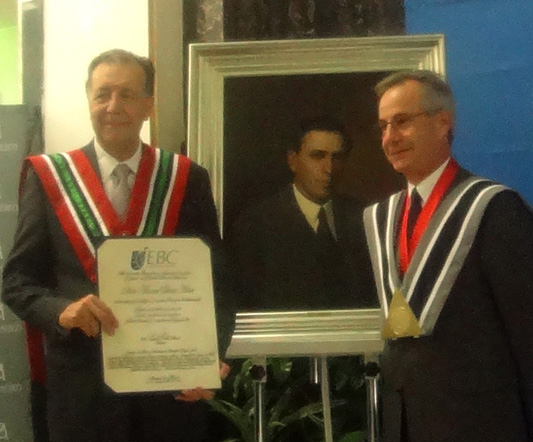 Don Juan Pablo Gómez Rivera a la izquierda, Dr. Carlos Prieto Sierra a la derecha