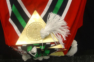 Distintivos utilizados para la ceremonia de otorgamiento del Doctorado Honoris Causa.