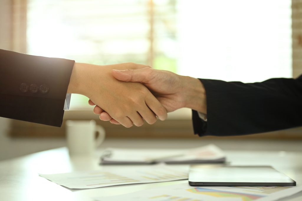 ¿Cuánto gana un licenciado en Negocios Internacionales?
